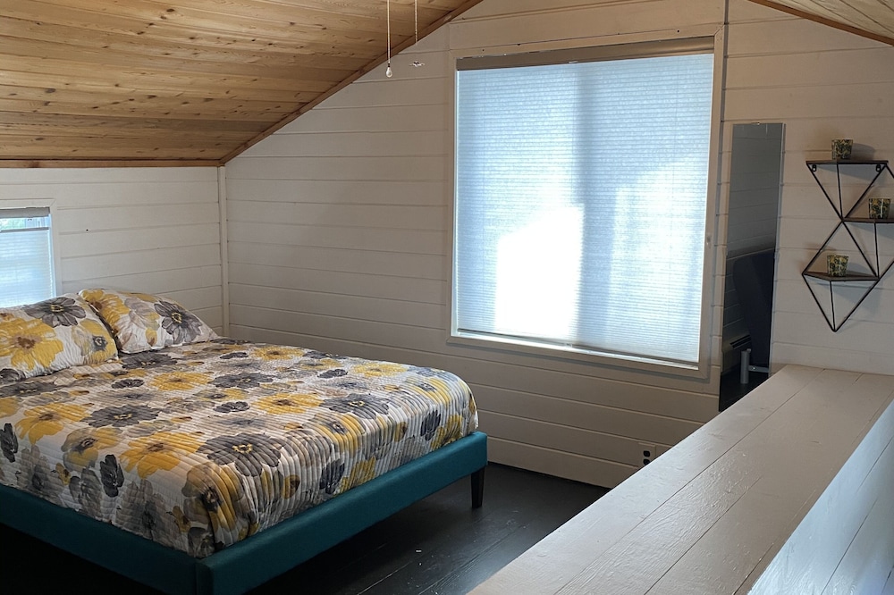 Beautiful cozy cottage 1 block from the lake and Oakwood hotel.