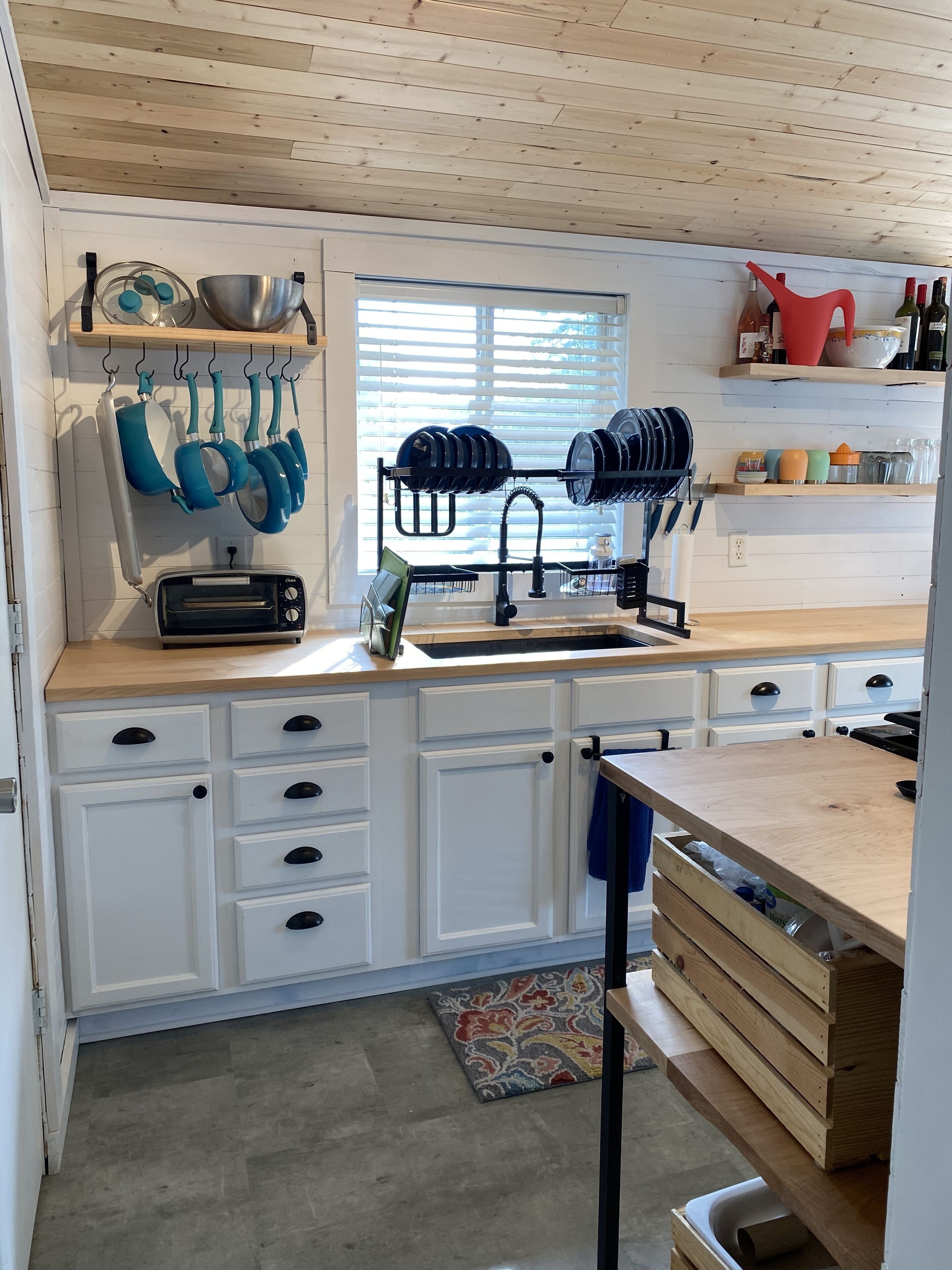 Beautiful cozy cottage 1 block from the lake and Oakwood hotel. 