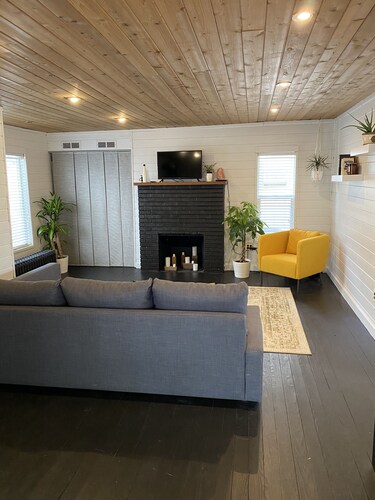 Beautiful cozy cottage 1 block from the lake and Oakwood hotel. 