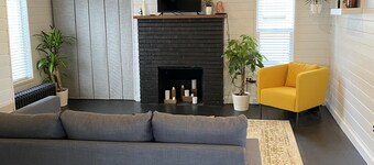Beautiful cozy cottage 1 block from the lake and Oakwood hotel.