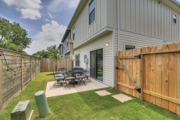 Outdoor dining - Luxury & Modern Monthly Rental near Downtown (San Antonio)
