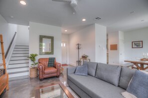 Smart TV - Luxury & Modern Monthly Rental near Downtown (San Antonio)