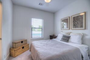 3 bedrooms, iron/ironing board, free WiFi, bed sheets - Luxury & Modern Monthly Rental near Downtown (San Antonio)