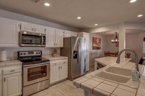 Coffee/tea maker, fridge, microwave, oven - Las Palmas Resort #1620 | All-Inclusive Amenities (Saint George)