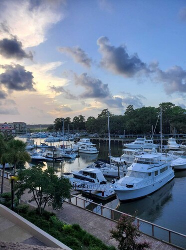 Shelter Cove: Gorgeous Marina Views, Walkable Location, & Palmetto Dunes Access