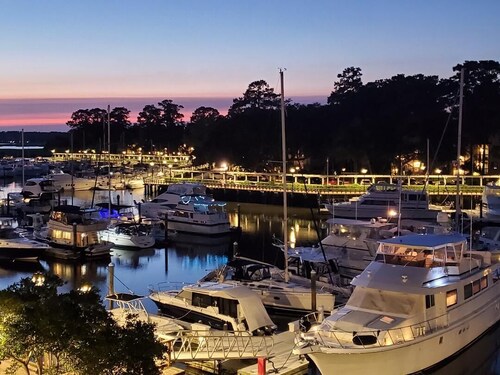 Shelter Cove: Gorgeous Marina Views, Walkable Location, & Palmetto Dunes Access