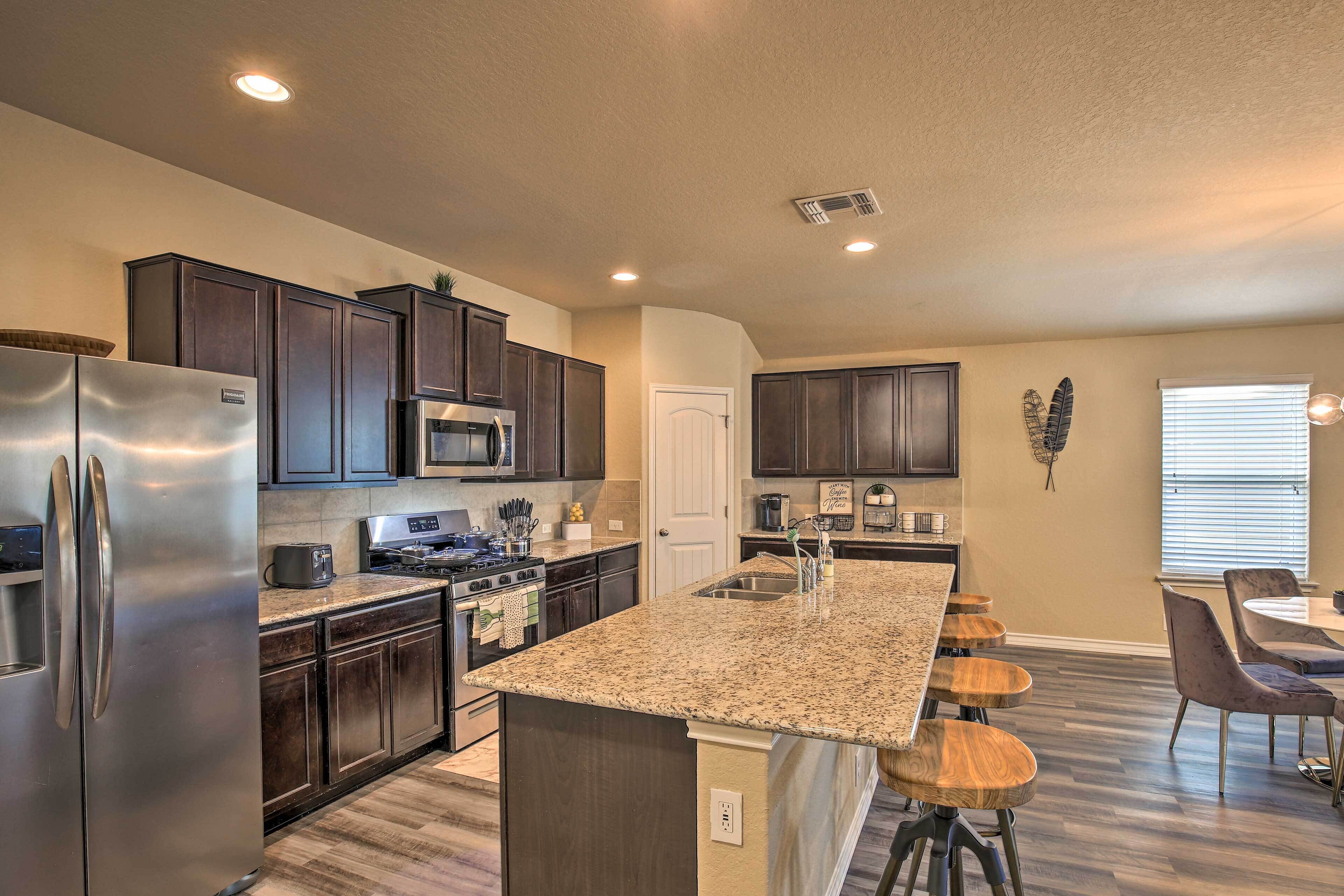 San Antonio Retreat w/ Yard & Grill Near Downtown!