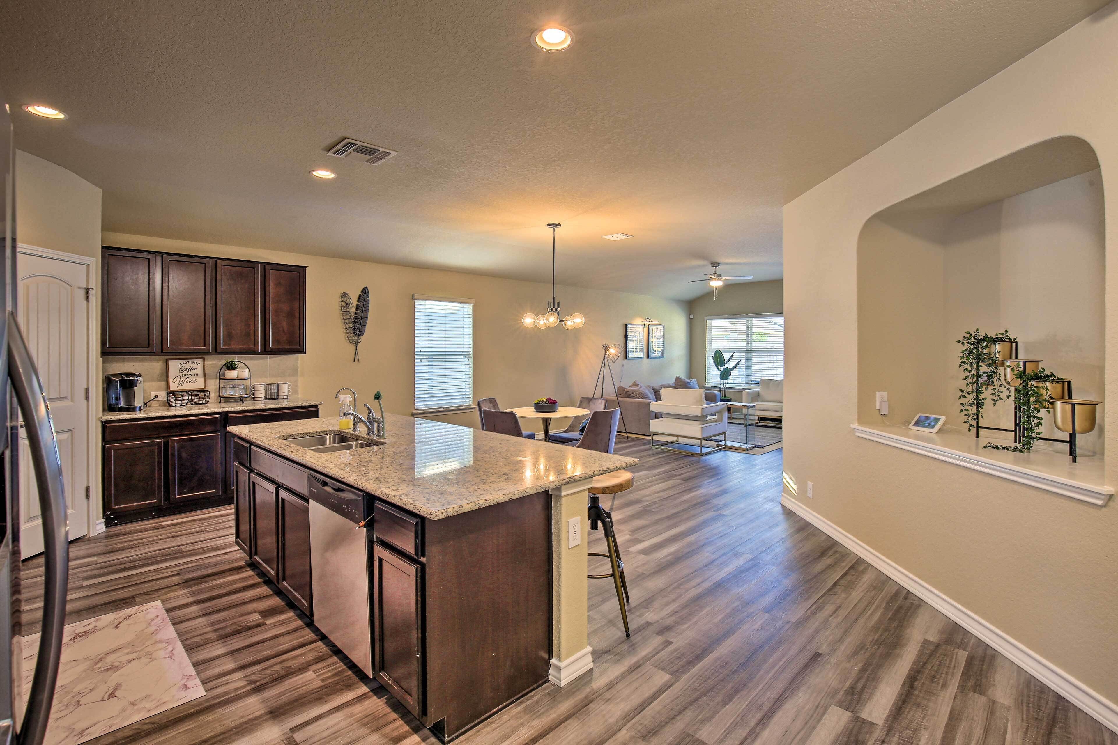 San Antonio Retreat w/ Yard & Grill Near Downtown!