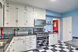 Fridge, microwave, stovetop, dishwasher