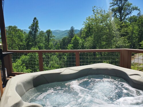 Private Cabin • Hot Tub • 2 Kings