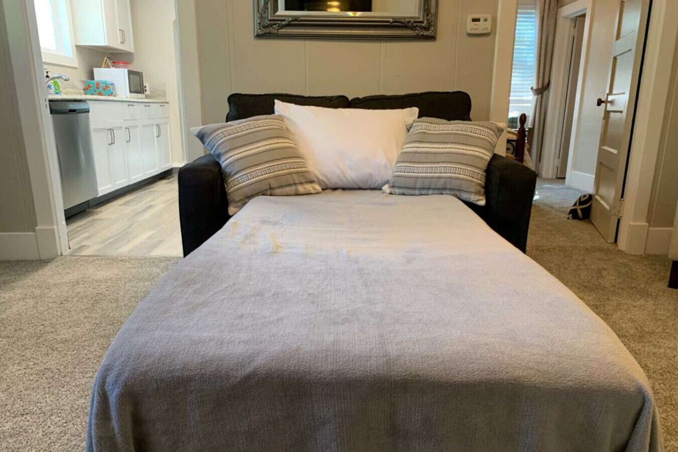 2 slaapkamers, een bureau, een strijkplank/strijkijzer, reisbedje