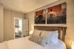 2 bedrooms, desk, iron/ironing board, travel crib - 2BR/1BA Cute 1910 Cottage - Walk Downtown! (Coeur d'Alene)