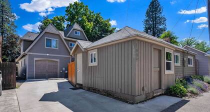 2BR/1BA Cute 1910 Cottage - Walk Downtown!