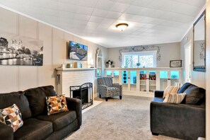TV, fireplace
