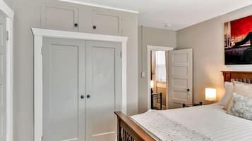 2 bedrooms, desk, iron/ironing board, travel crib