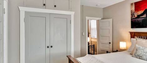 2 bedrooms, desk, iron/ironing board, travel crib