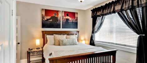 2 間睡房、書桌、熨斗/熨衫板、可攜式嬰兒床