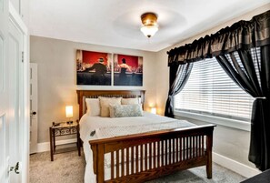 2 habitaciones, escritorio y tabla de planchar con plancha 
