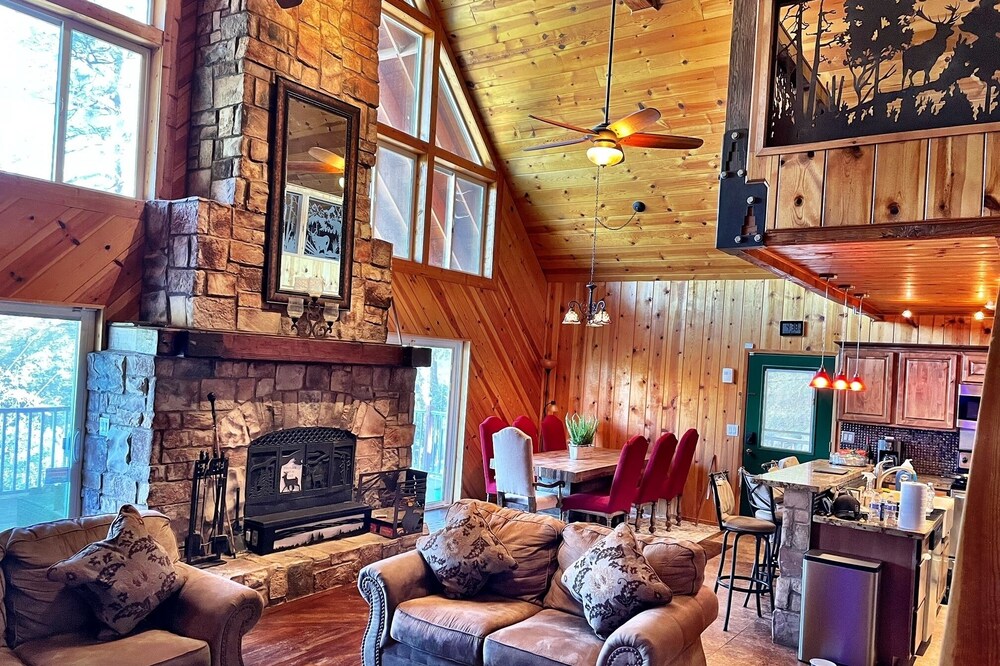 Luxury 2 Story Crown King Cabin, Large balcony, Hiking, Fishing, Mountain Views