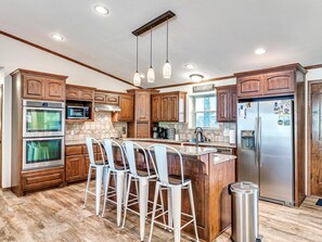 Jääkaappi, mikroaaltouuni, uuni, liesi