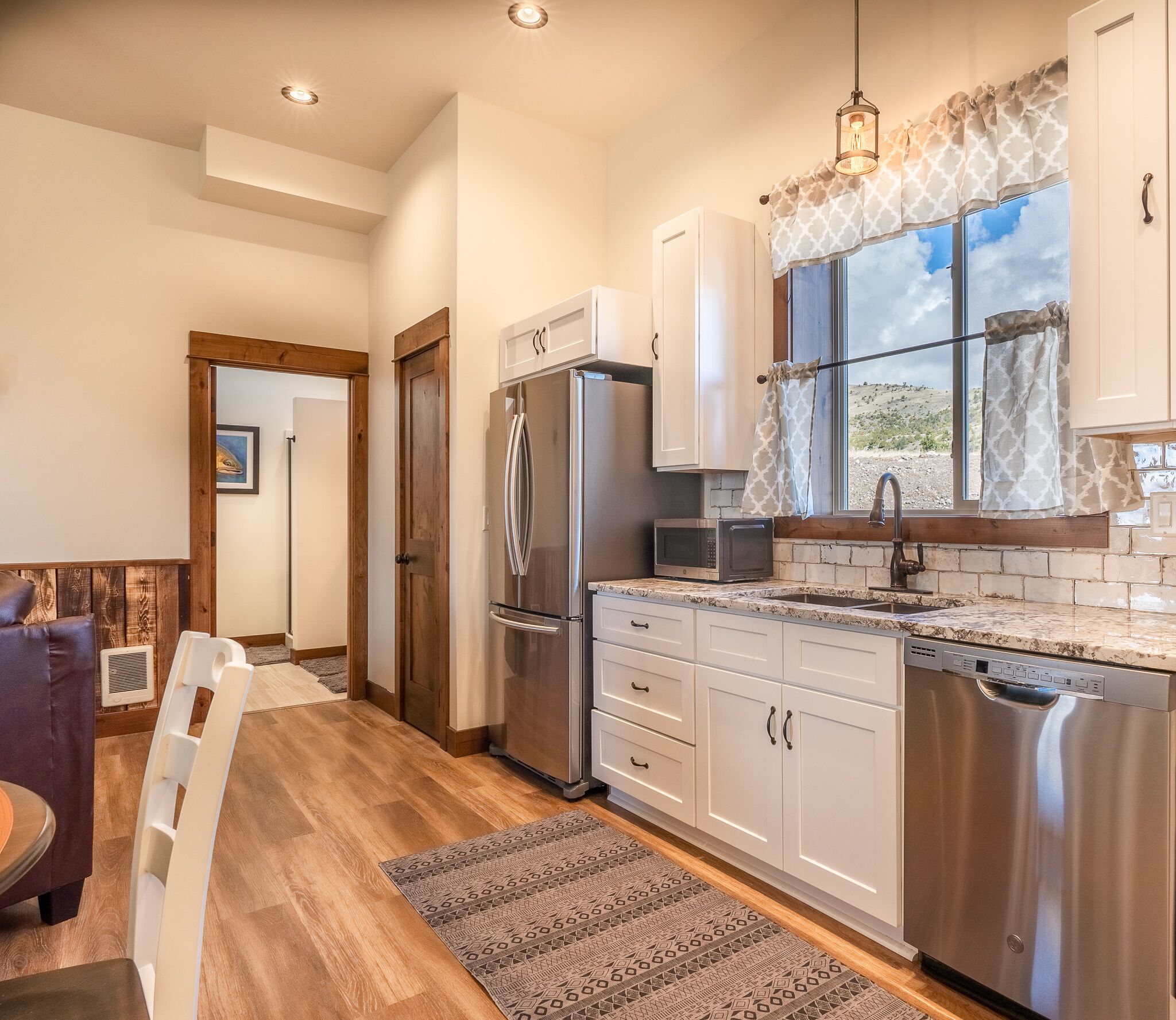 Mountain View Mins from Chico Hot Springs, Sage Resort, and 30 mins Yellowstone