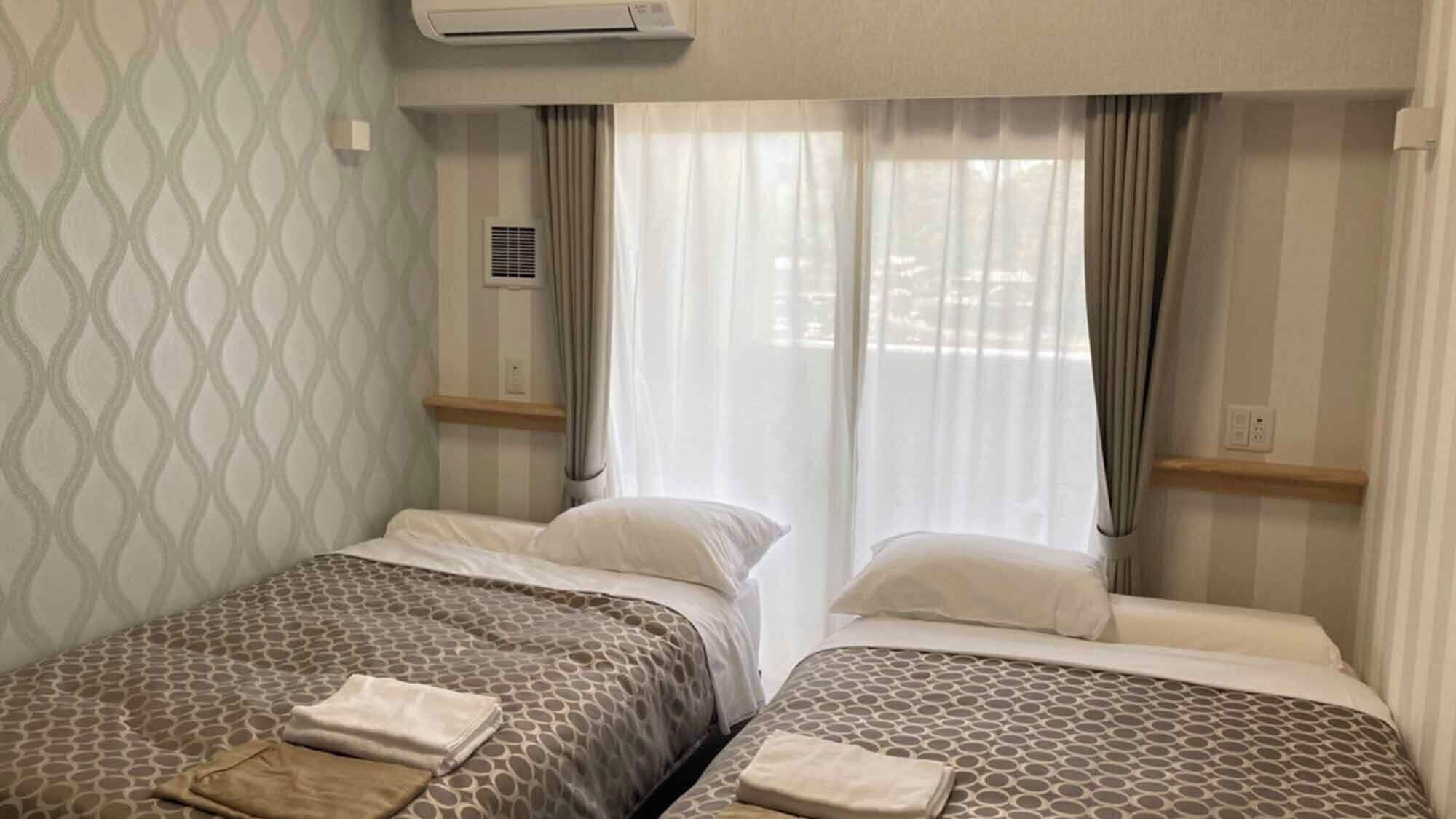 Escritorio, wifi gratis, ropa de cama