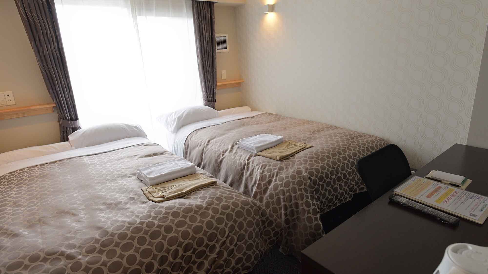 Escritorio, wifi gratis, ropa de cama