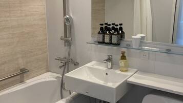Single Room, Non Smoking | Desk, free WiFi, bed sheets