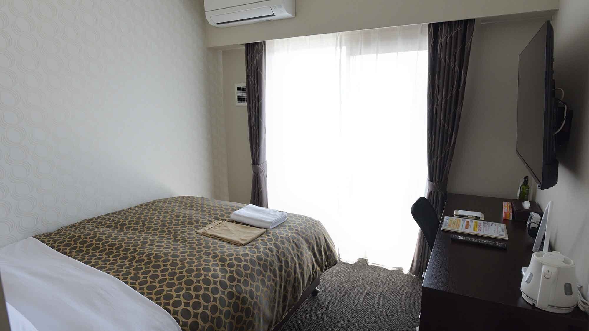 Escritorio, wifi gratis, ropa de cama