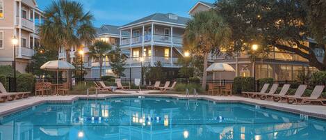 Alberca techada y alberca al aire libre