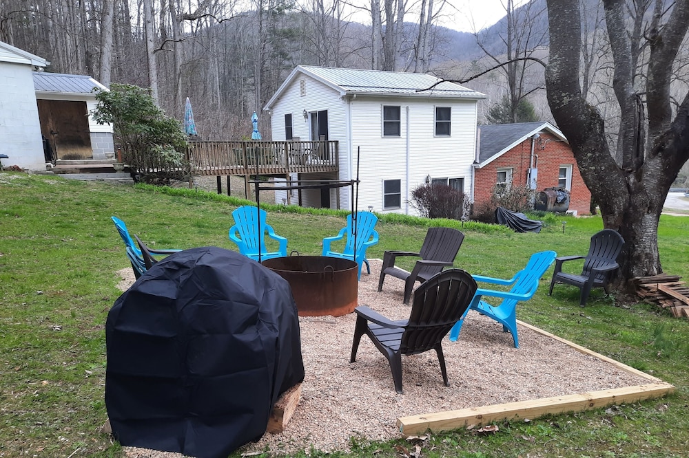 House / hot tub/pet friendly