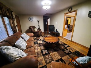 Smart TV, DVD player, books - House / hot tub/pet friendly  (Tyro)