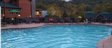 Alberca techada y alberca al aire libre