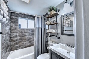 Banheira, secador de cabelo