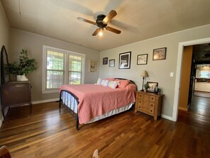 2 slaapkamers, een strijkplank/strijkijzer, gratis wifi, beddengoed