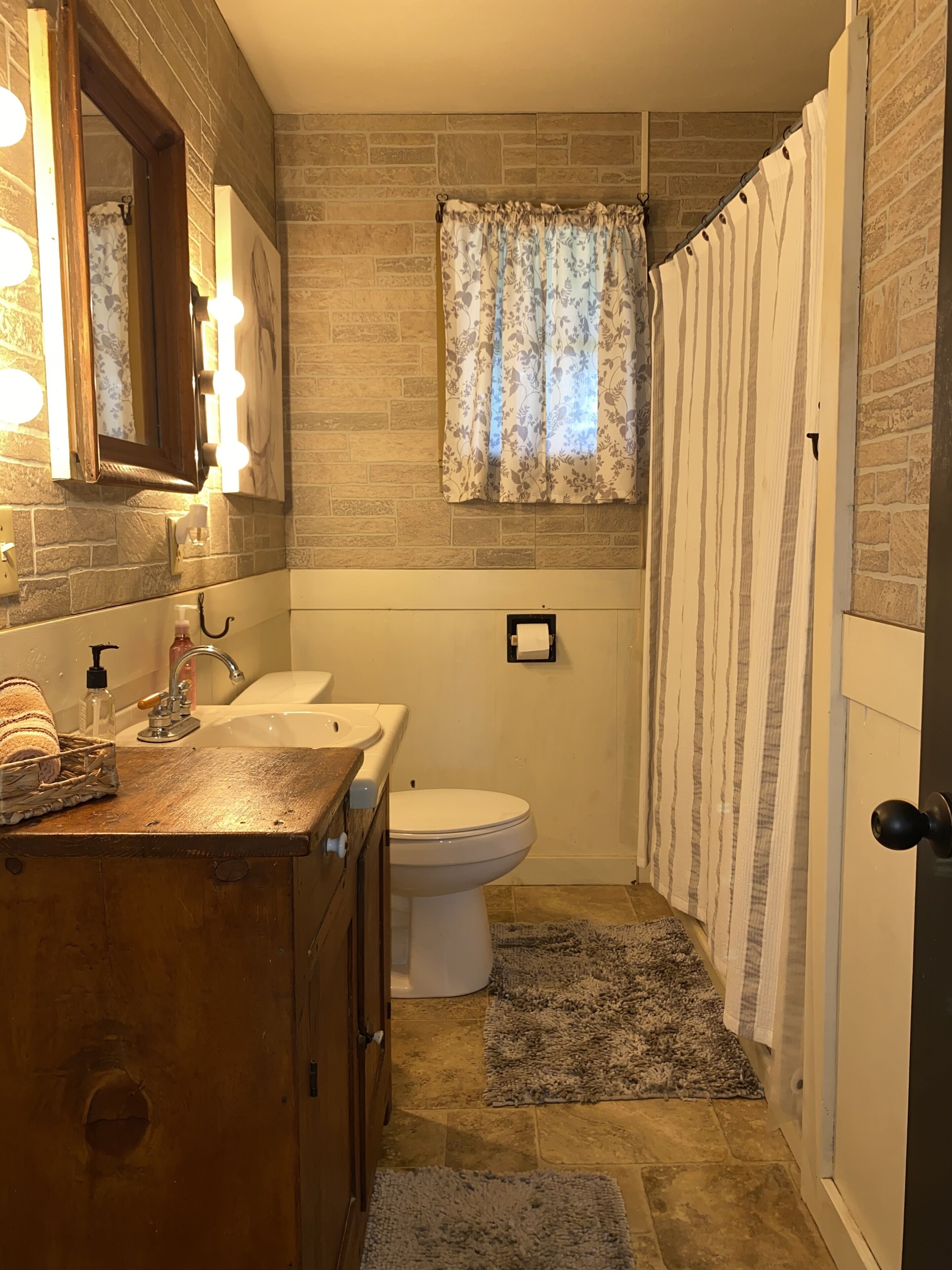 Kombination af bruser/badekar, hårtørrer, håndklæder, Sæbe