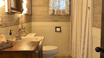 Kombination af bruser/badekar, hårtørrer, håndklæder, Sæbe