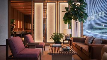 2 Bars/Lounges