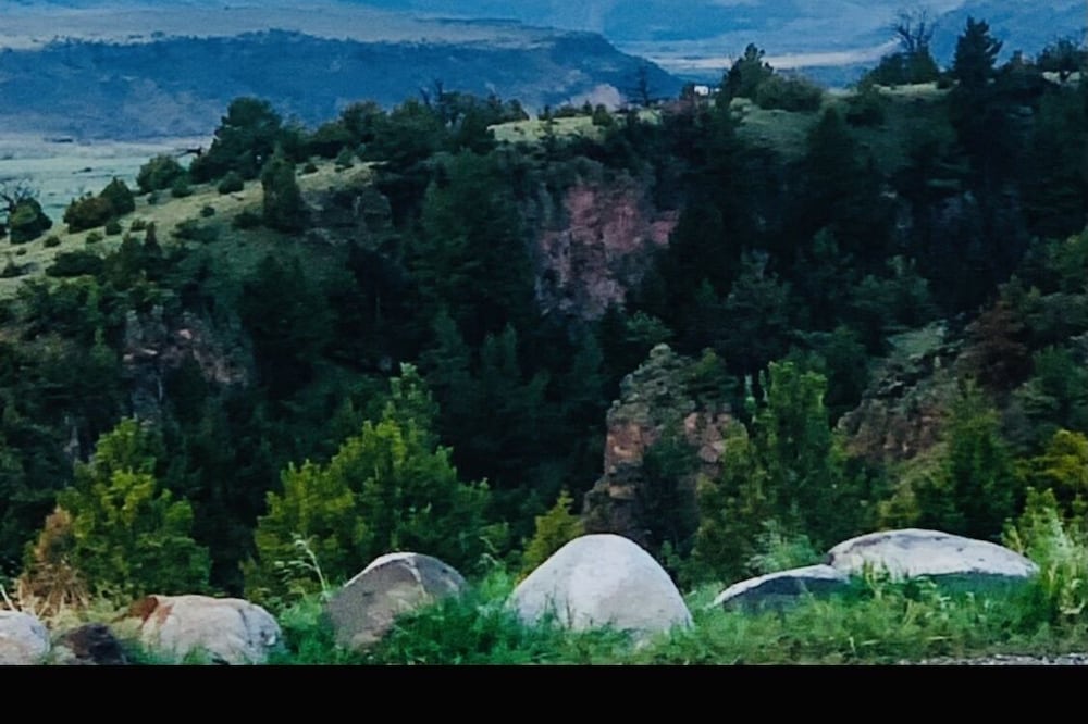 Private 2BR Suite Breathtaking Mountain View mins from hot springs & Yellowstone