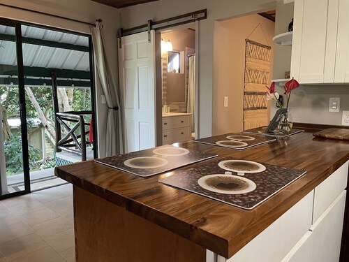 Private cottage above Kona surrounded by coffee farms.