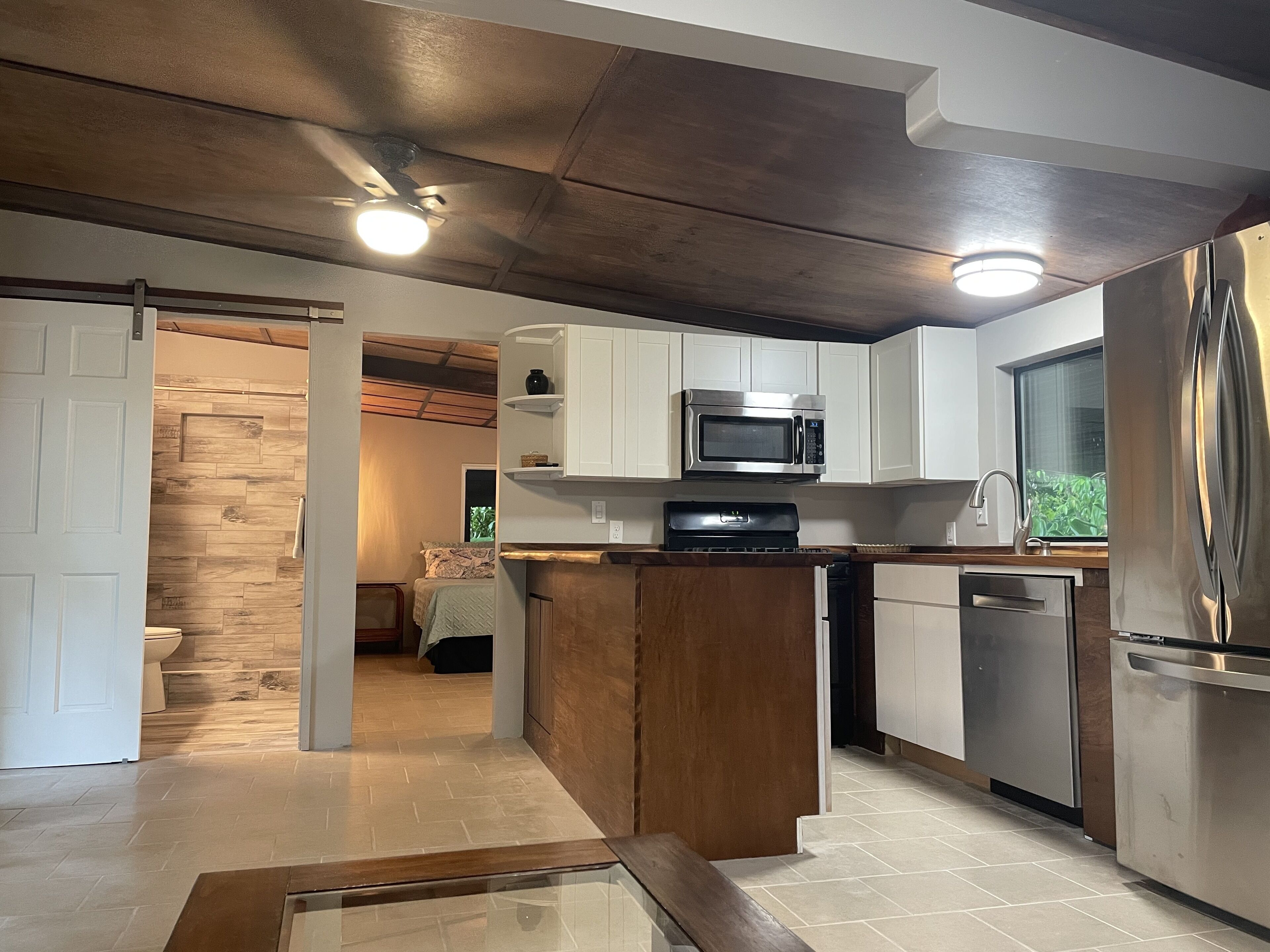 Jääkaappi, mikroaaltouuni, uuni, liesi