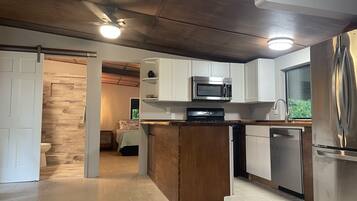 Jääkaappi, mikroaaltouuni, uuni, liesi