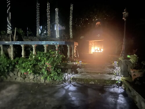 Private cottage above Kona surrounded by coffee farms.