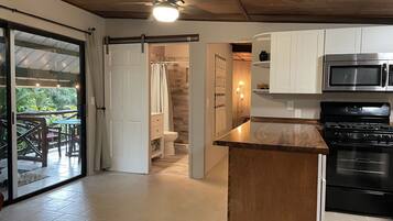 Jääkaappi, mikroaaltouuni, uuni, liesi