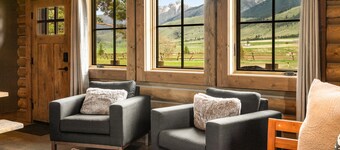 Beautiful Log Cabin Near Yellowstone Park