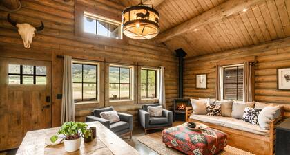 Beautiful Log Cabin Near Yellowstone Park