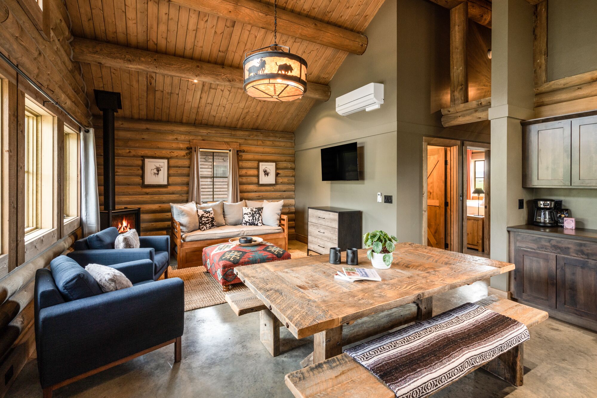 Beautiful Log Cabin Near Yellowstone Park