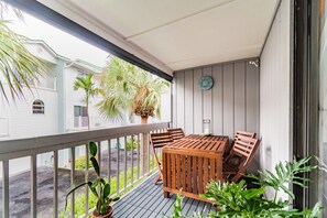 Outdoor dining - White sand & cool waves steps from your door! (Indian Shores)