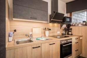 Frigorifero, microonde, forno, piano cottura