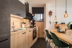 Frigorifero, microonde, forno, piano cottura